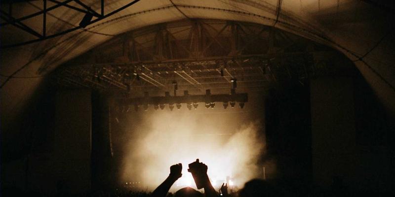 北美徒步露营安全指南：如何选择防熊喷雾与防身装备应对野生动物