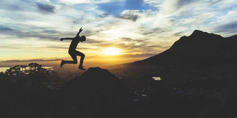 徒步爱好者必看：如何看懂冲锋衣防水指数与透气性，选对户外装备