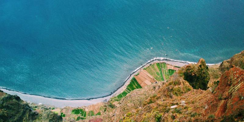 登山与户外装备必备：自驾露营电源解决方案深度对比（车载逆变器、移动电源、发电机）
