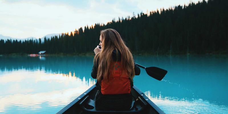 高原徒步与登山必备：应对缺氧、强紫外线与极端温差的特殊装备清单
